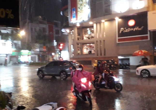 TPHCM bất ngờ mưa xối xả tối mùng 3 Tết ảnh 5