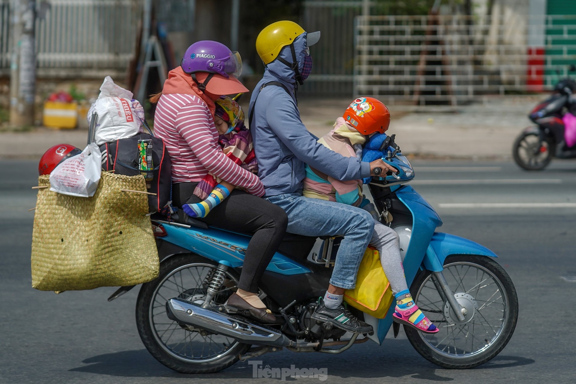 Mùng Bốn Tết, người dân miền Tây lỉnh kỉnh đồ đạc quay lại TPHCM ảnh 3