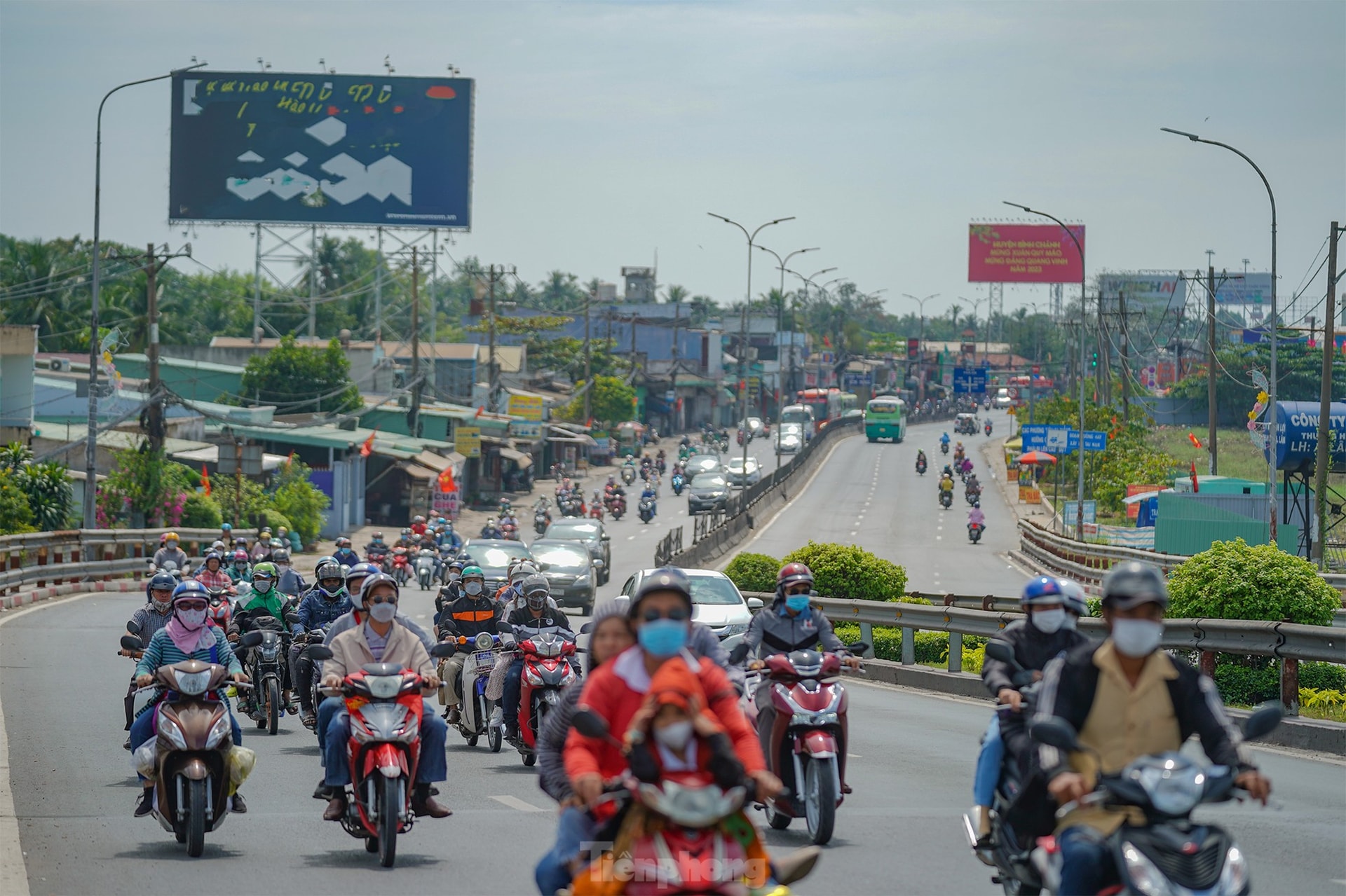 Mùng Bốn Tết, người dân miền Tây lỉnh kỉnh đồ đạc quay lại TPHCM ảnh 10