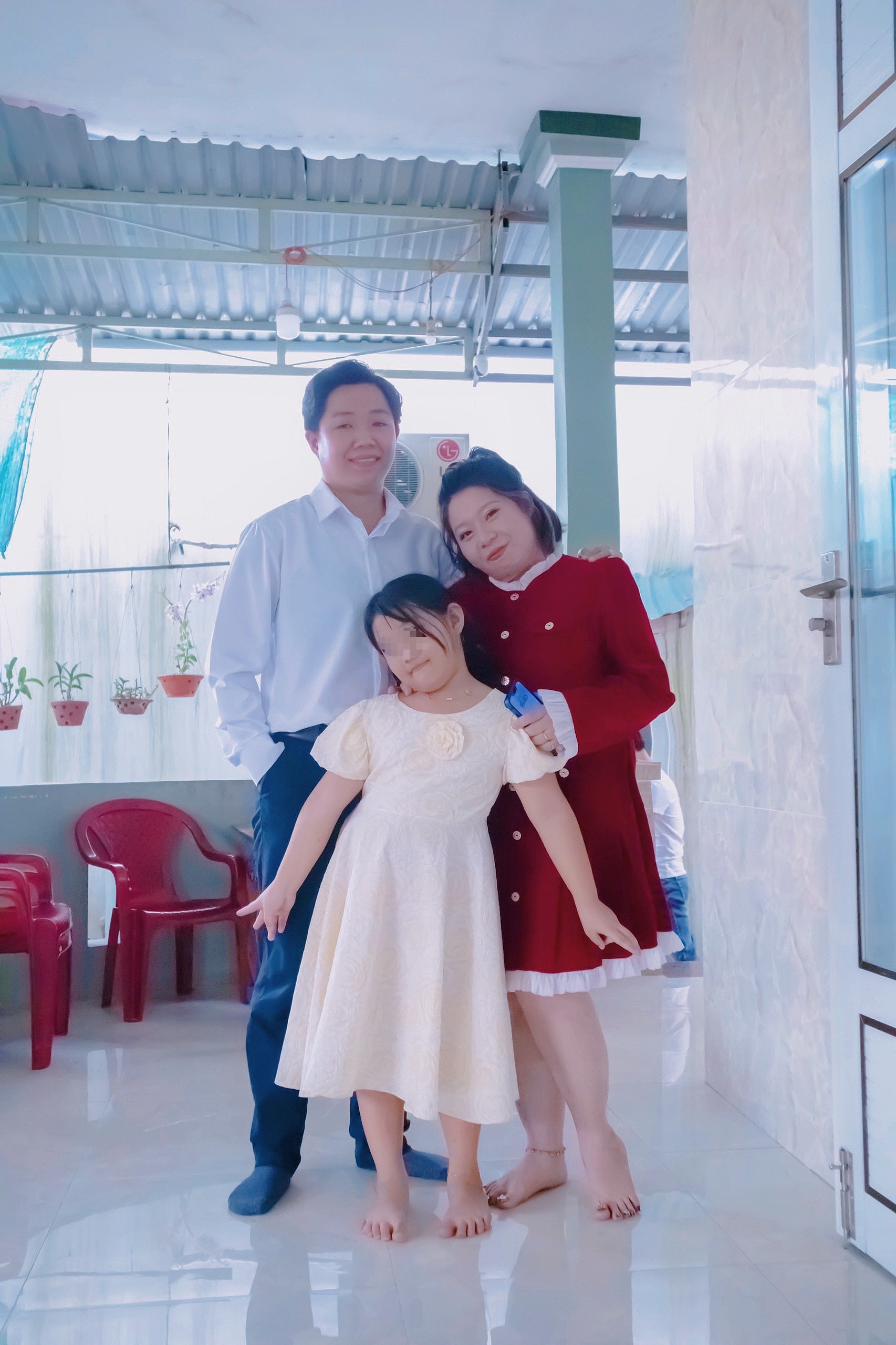 Hạnh phúc mới của người mẹ trẻ 5 năm sau khi bị chồng cũ châm lửa đốt - 11 Hạnh phúc mới của người mẹ trẻ 5 năm sau khi bị chồng cũ châm lửa đốt - 11