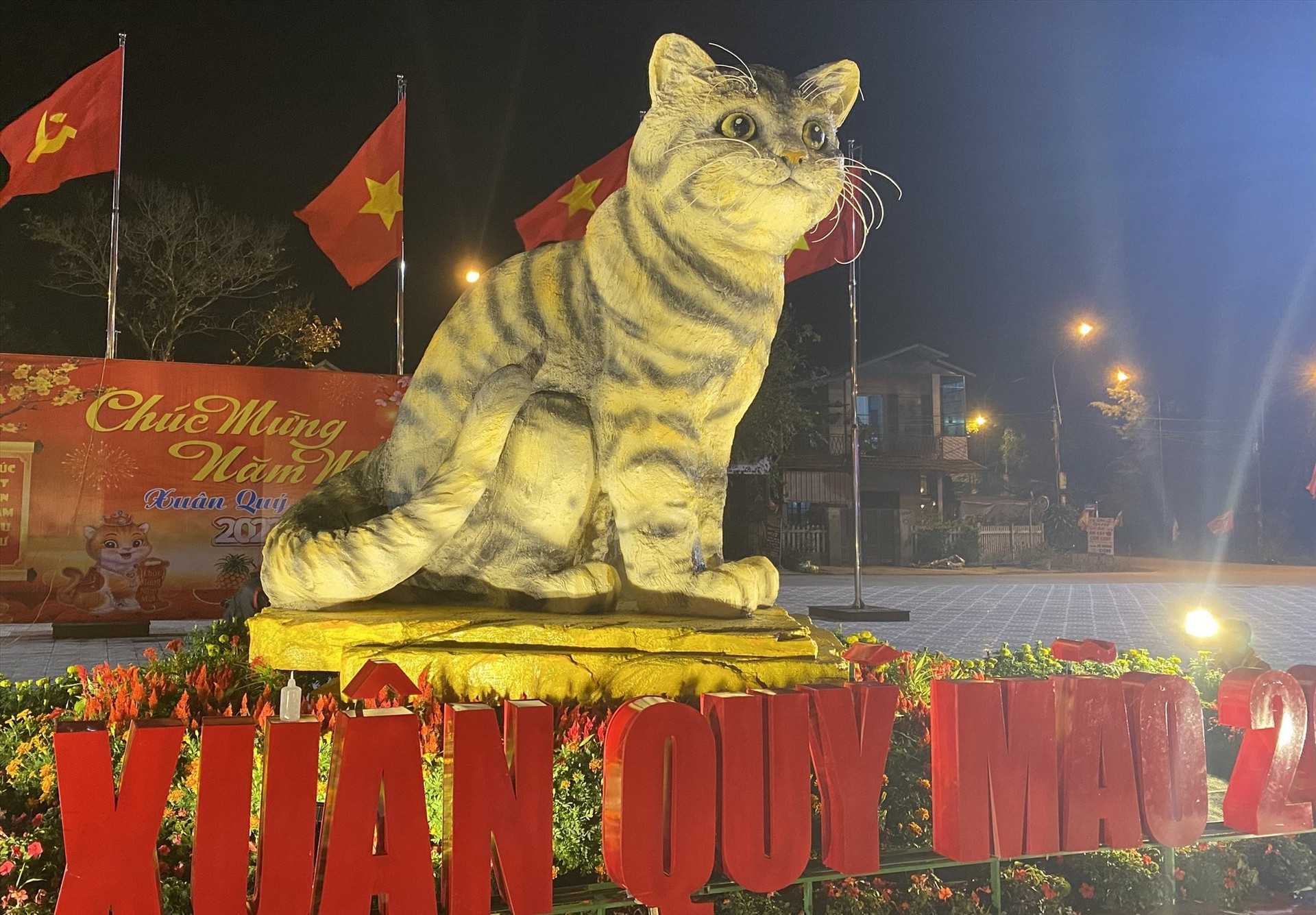Linh vật mèo được đặt tại Quảng trường trung tâm huyện Triệu Phong. Ảnh: CTV.
