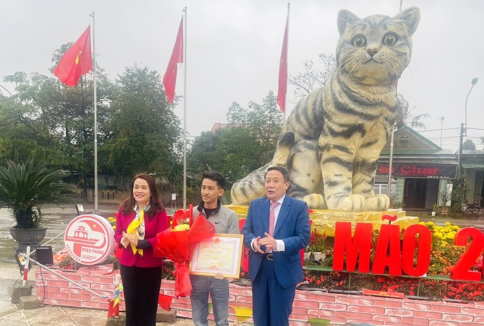 Người tạo hình linh vật mèo ở Quảng Trị được khen thưởng