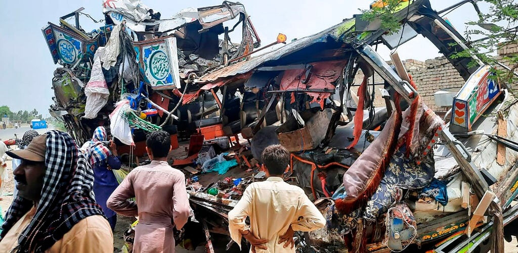 Xe buýt rơi xuống khe núi ở Pakistan, 41 người thiệt mạng - 1