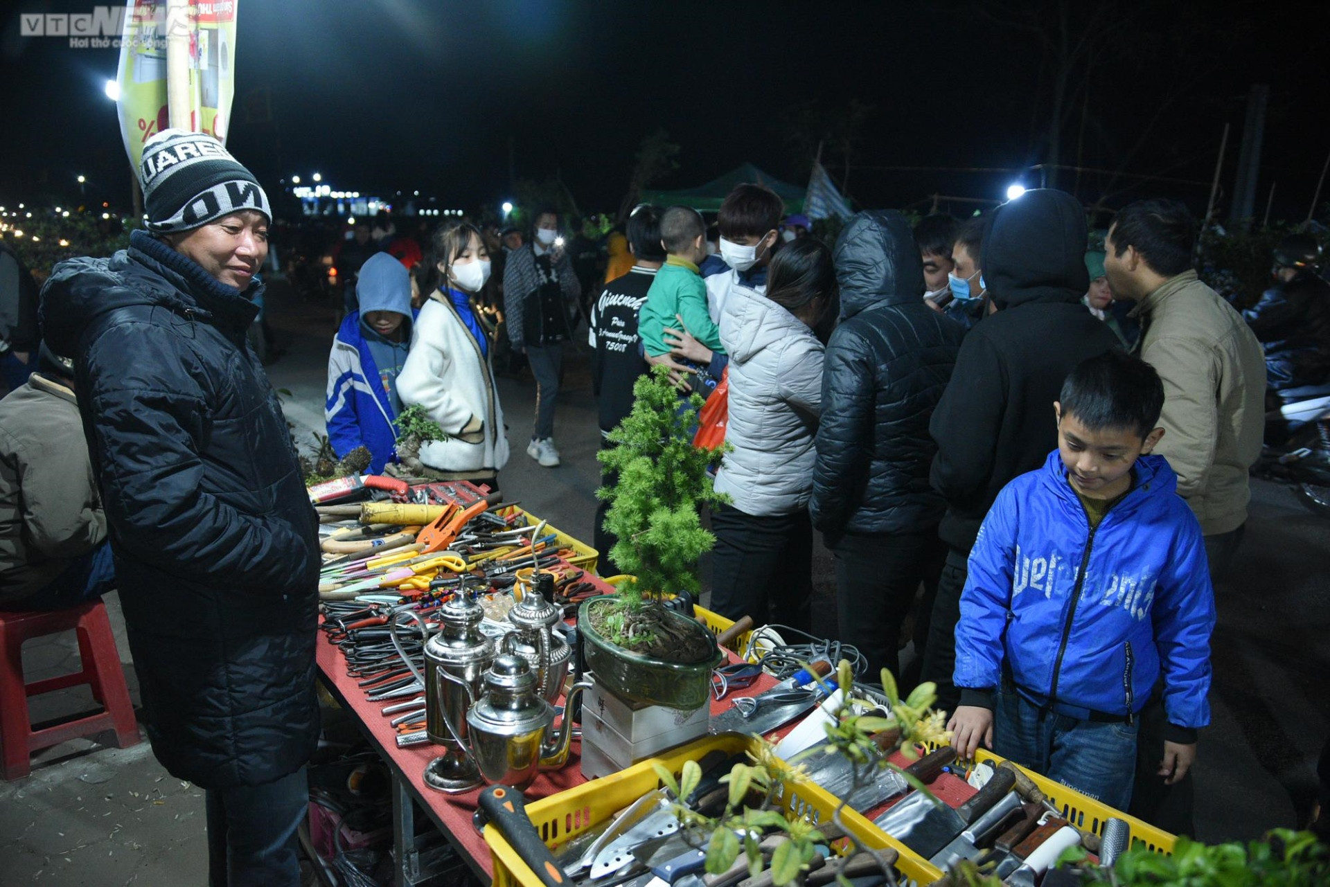 Biển người chen chân đi chợ Viềng 'mua may bán rủi' lúc nửa đêm - 15