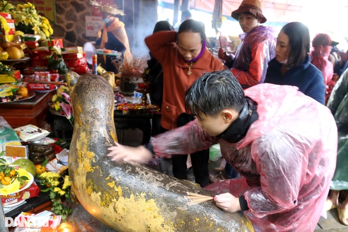 Người Việt đi lễ đầu năm: Càng sờ, càng xoa tượng, càng nhiều lộc? - 1 Người Việt đi lễ đầu năm: Càng sờ, càng xoa tượng, càng nhiều lộc? - 1