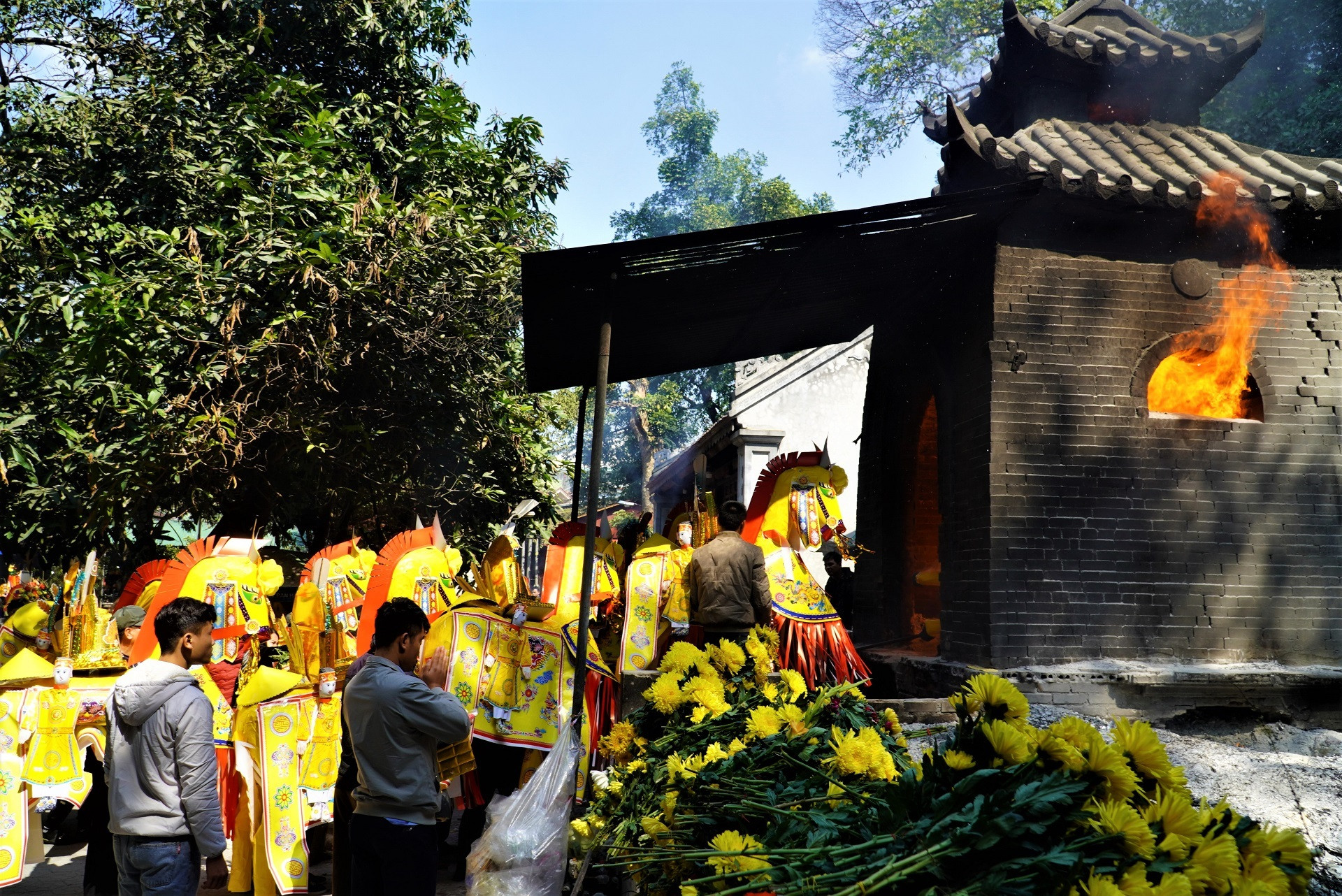 Đua nhau đốt ngựa giấy khủng xin lộc tại ngôi đền nổi tiếng linh thiêng - 6