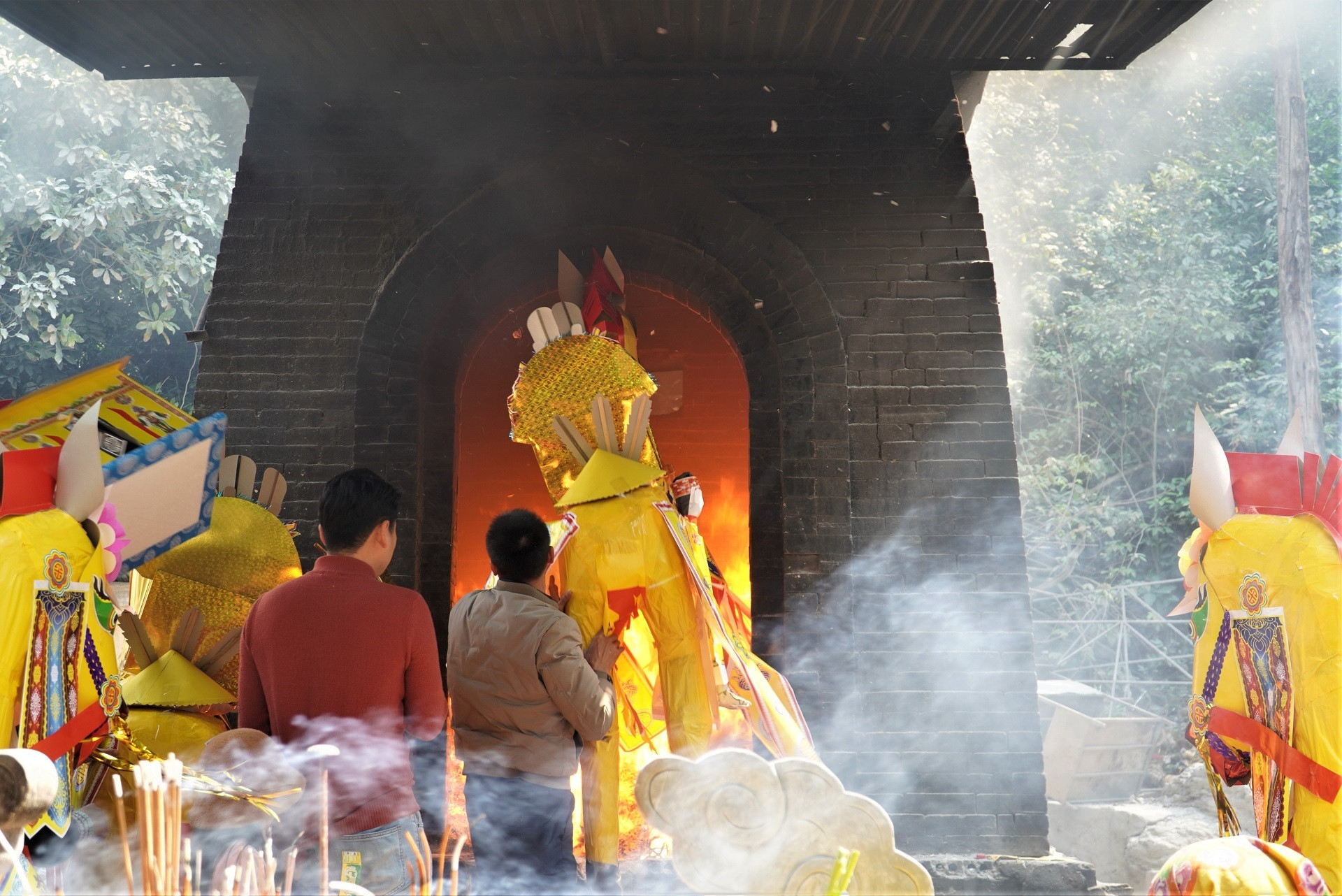 Đua nhau đốt ngựa giấy khủng xin lộc tại ngôi đền nổi tiếng linh thiêng - 8