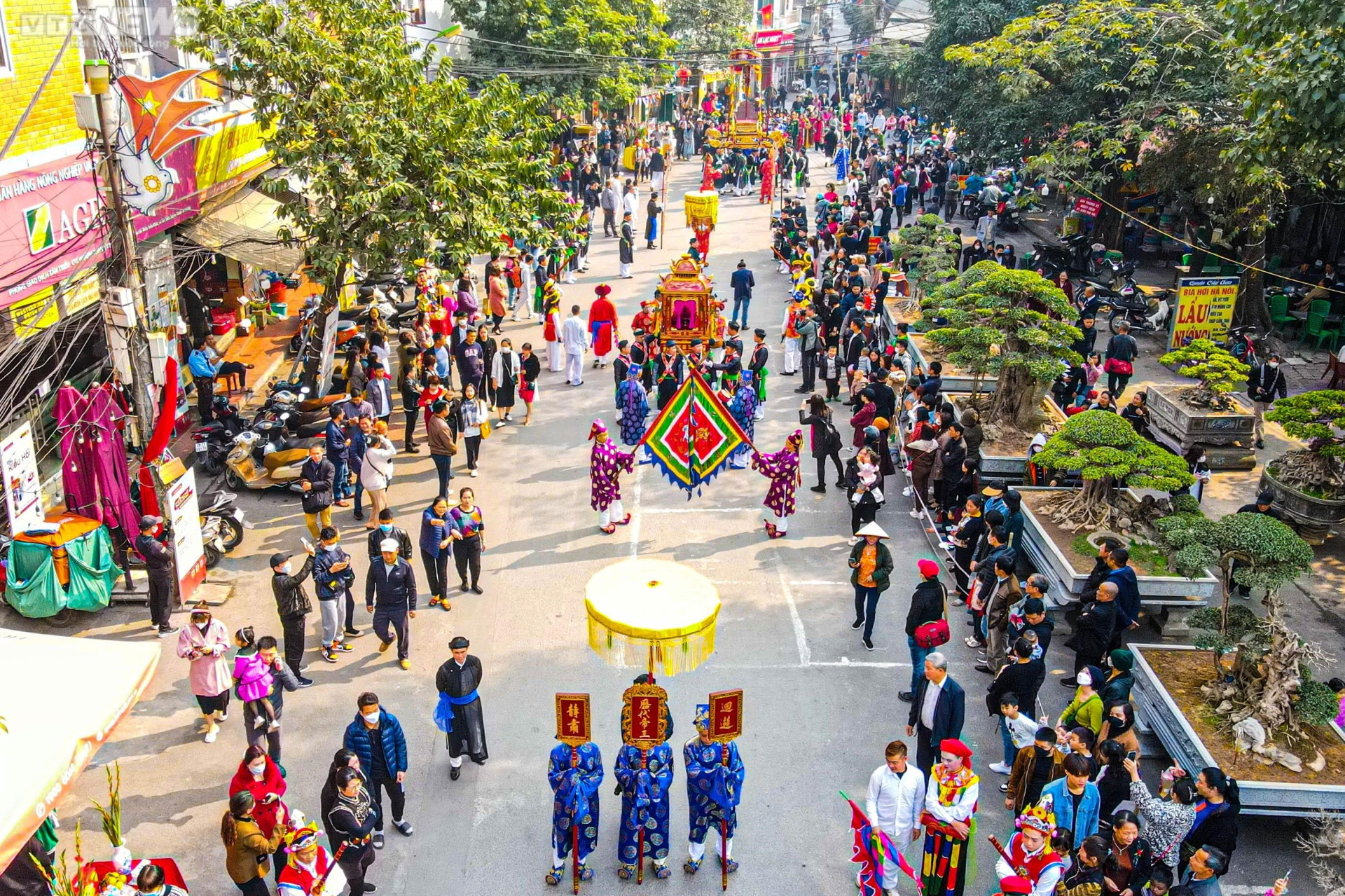 Trai tráng Hà Nội má đỏ, môi hồng múa 'con đĩ đánh bồng' - 1