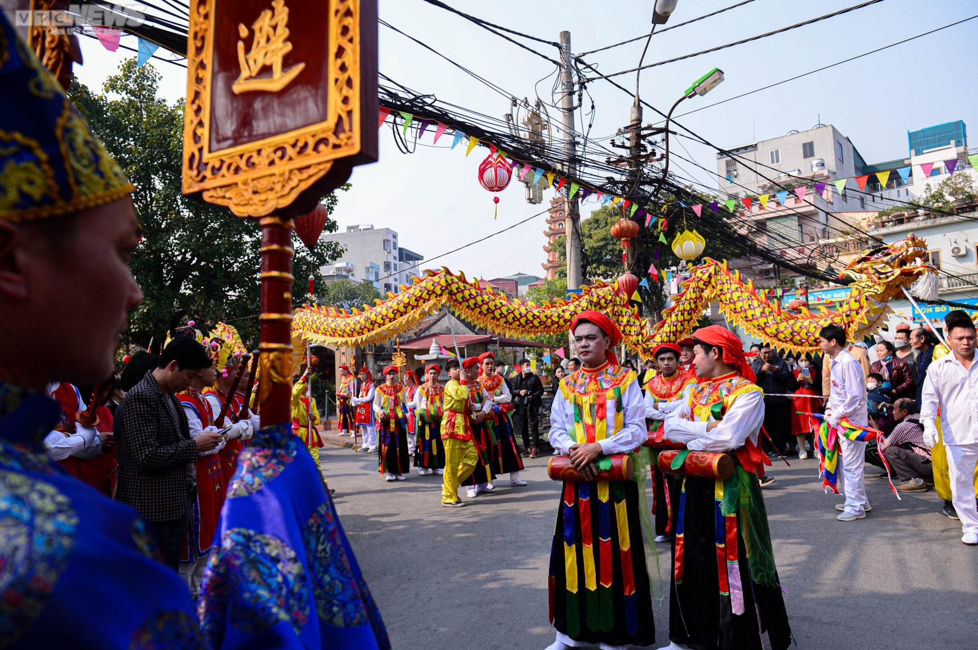 Trai tráng Hà Nội má đỏ, môi hồng múa 'con đĩ đánh bồng' - 8