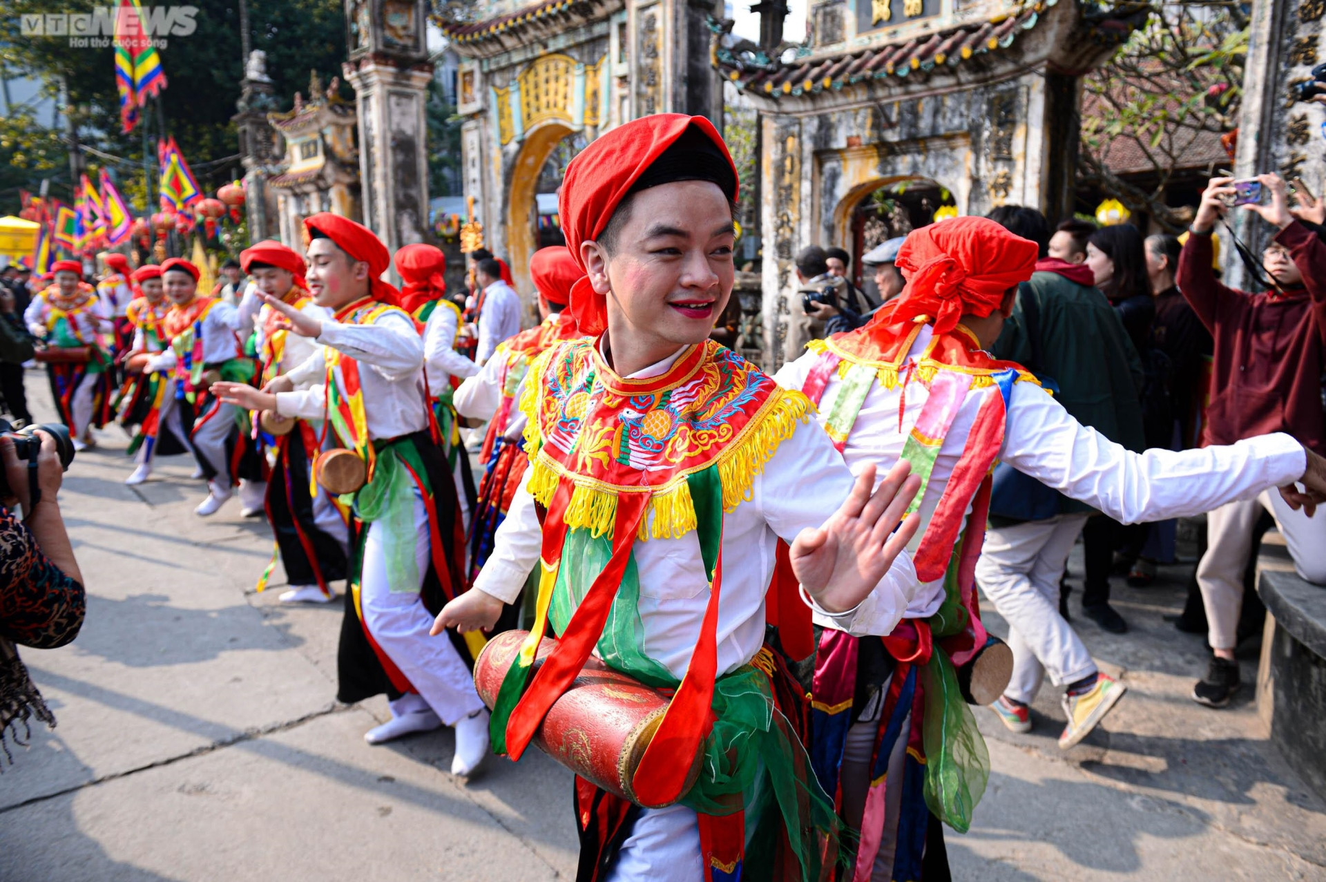 Trai tráng Hà Nội má đỏ, môi hồng múa 'con đĩ đánh bồng' - 7