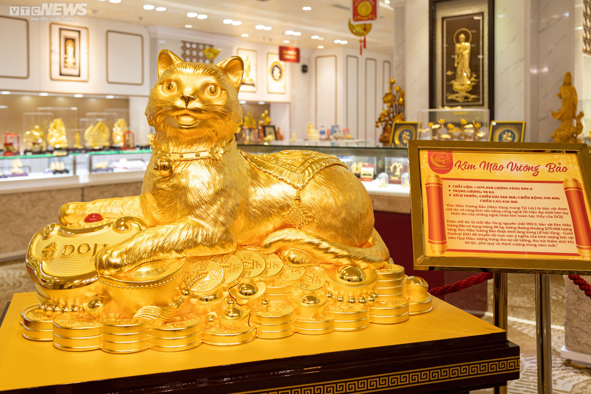 Cận cảnh tượng mèo bằng vàng 9999 khổng lồ được làm từ hơn 1.200 lượng vàng - 2