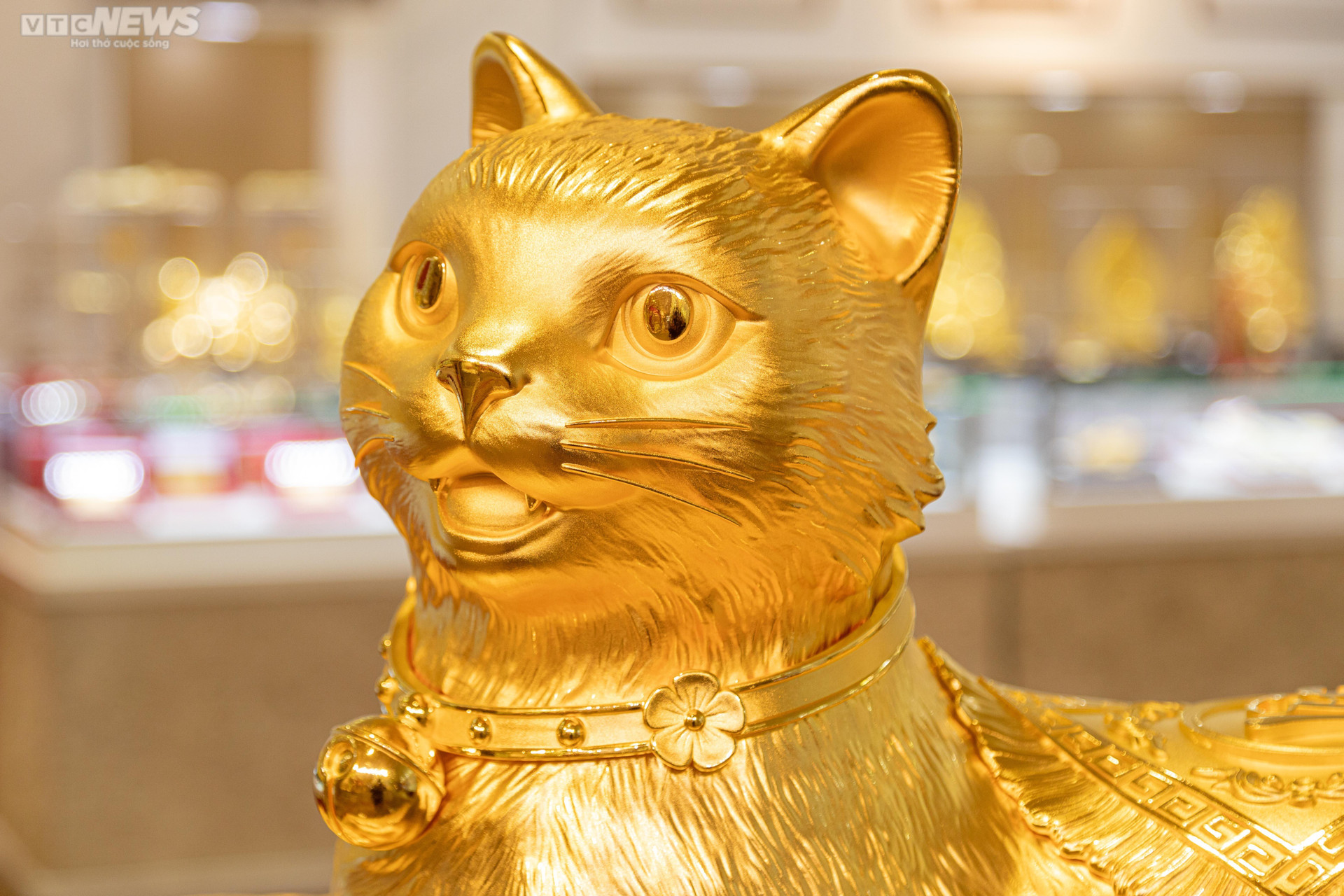 Cận cảnh tượng mèo bằng vàng 9999 khổng lồ được làm từ hơn 1.200 lượng vàng - 5