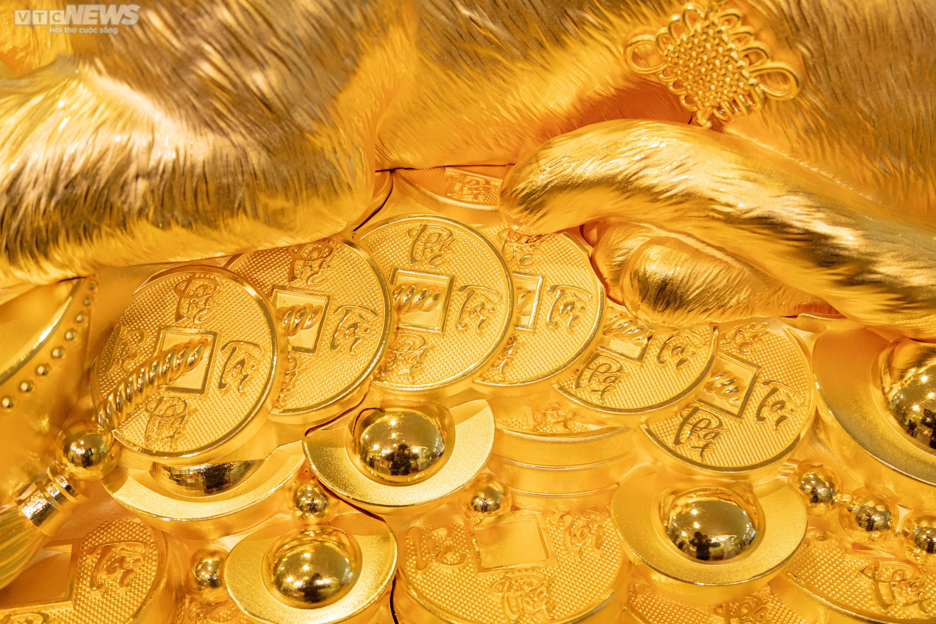 Cận cảnh tượng mèo bằng vàng 9999 khổng lồ được làm từ hơn 1.200 lượng vàng - 8