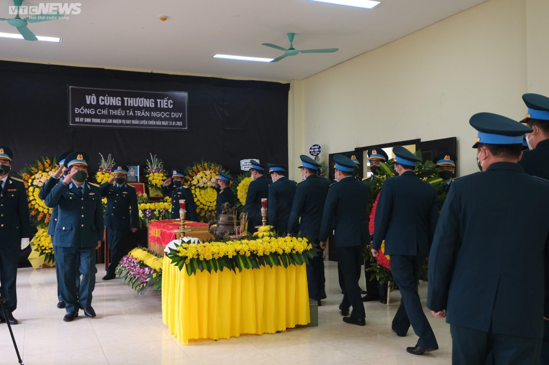 Người thân, đồng đội nghẹn ngào tiễn biệt Thiếu tá phi công Trần Ngọc Duy - 4