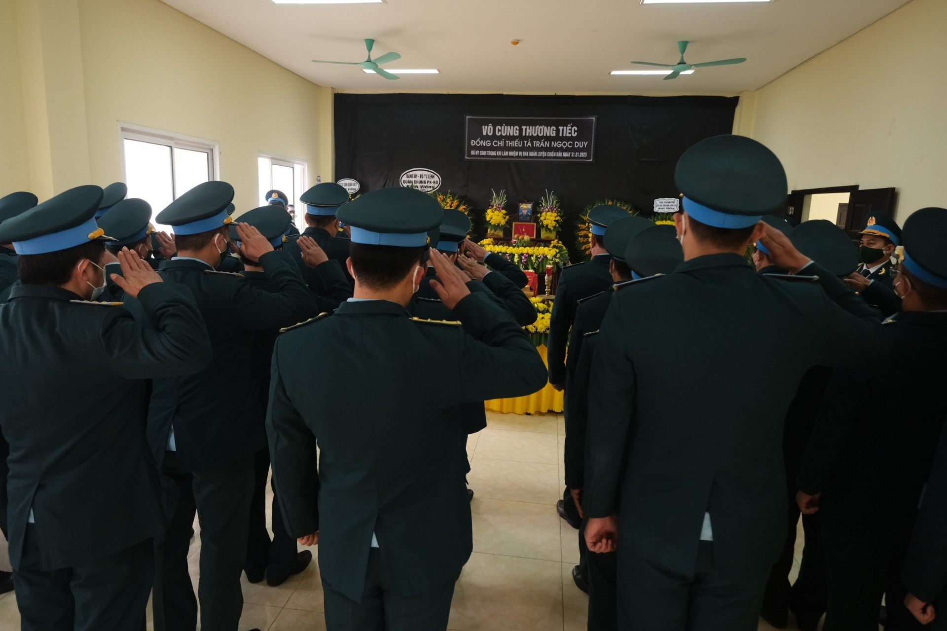 Người thân, đồng đội nghẹn ngào tiễn biệt Thiếu tá phi công Trần Ngọc Duy - 13