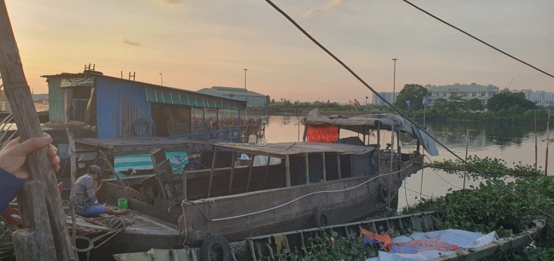 Xóm ngụ cư Việt kiều giữa dòng kênh đôi - 1