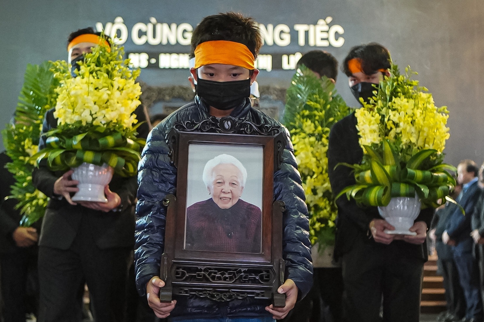 Artist Dang Thai Son plays the funeral march to say goodbye to his mother - People's Artist Thai Thi Lien - 18