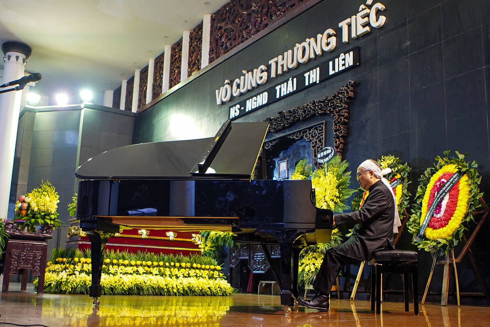 NS Đặng Thái Sơn chơi Hành khúc tang lễ tiễn biệt mẹ - NGND Thái Thị Liên - 2