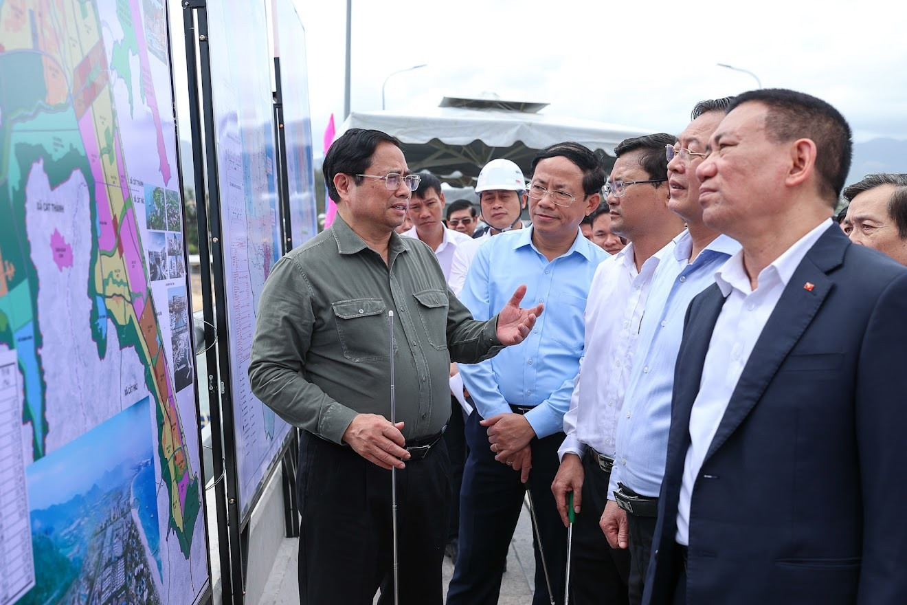 Thủ tướng khảo sát một số công trình, dự án lớn tại Bình Định - 8