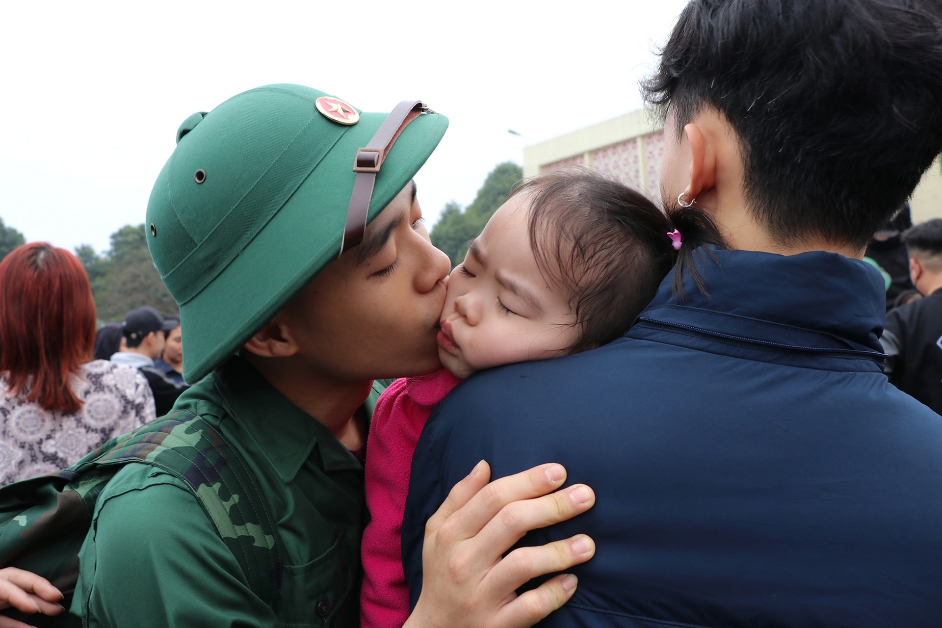 Nụ hôn yêu thương của người lính trẻ dành cho con gái lúc lên đường - 9