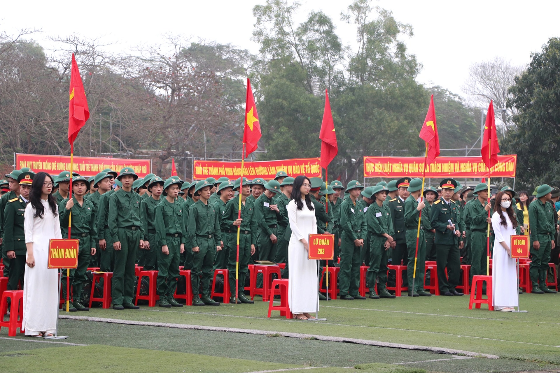 Nụ hôn yêu thương của người lính trẻ dành cho con gái lúc lên đường - 2 Nụ hôn yêu thương của người lính trẻ dành cho con gái lúc lên đường - 2