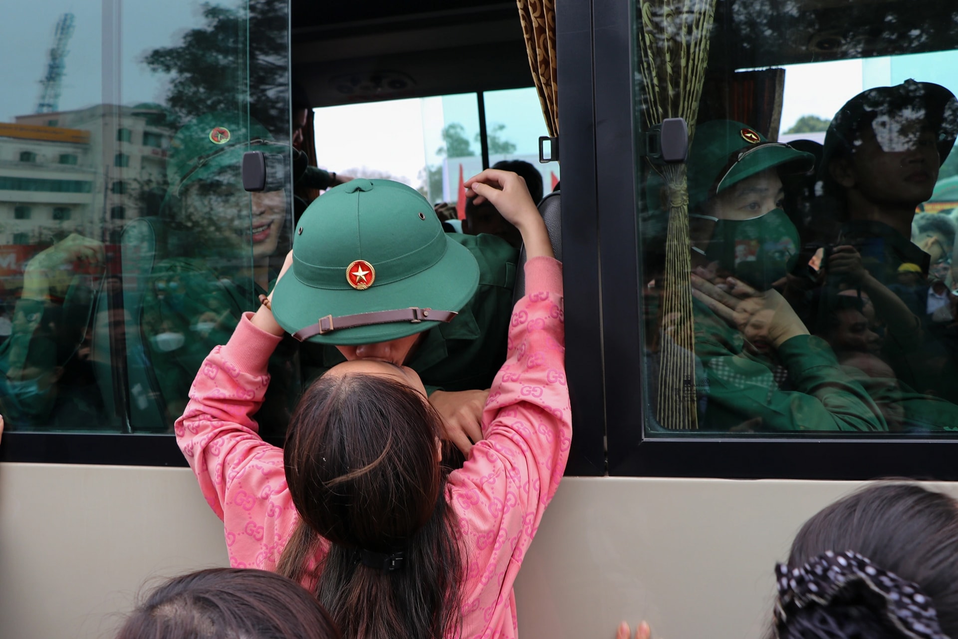 A young soldier's loving kiss for his daughter on the way - 11