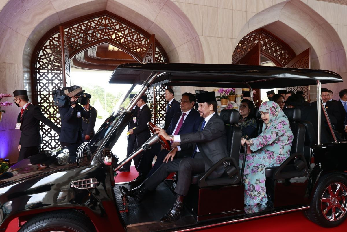 Quốc vương Brunei lái xe điện đưa Thủ tướng và Phu nhân trong hoàng cung ảnh 1