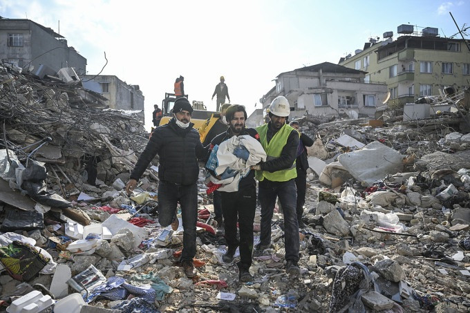 Bé gái sống sót thần kỳ 150 giờ sau động đất ở Thổ Nhĩ Kỳ - 1