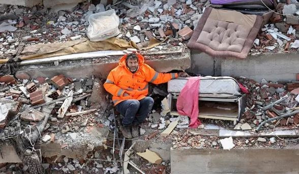 Chuyện xót xa về bức ảnh cha bên thi thể con gái sau động đất Thổ Nhĩ Kỳ - 1