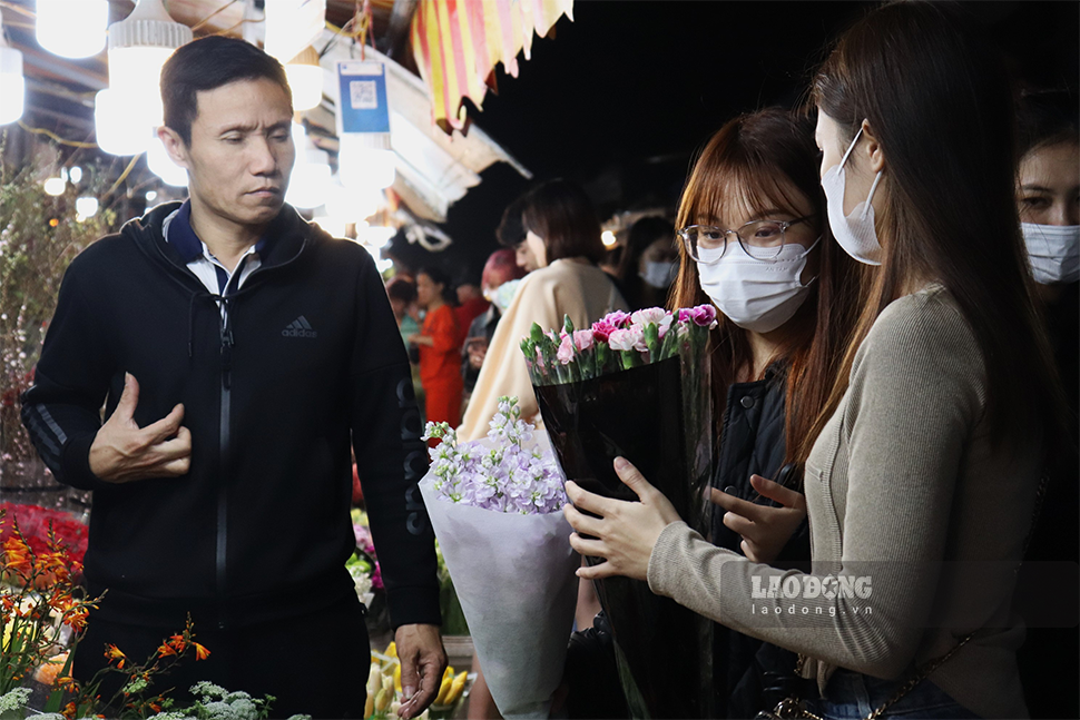 Những đóa hoa đẹp nhất được các thương nhân lựa chọn thật kỹ để phục vụ dịp lễ Valentine.