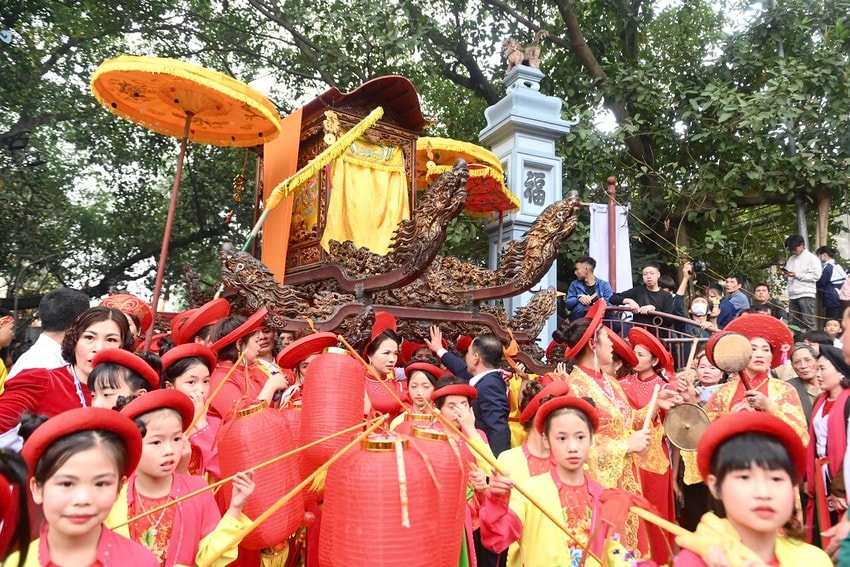 Lễ hội độc đáo: 4 trai tráng khiêng 1 con bò thui bọc lụa đi khắp làng ảnh 6