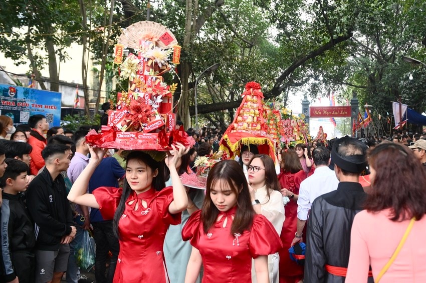 Lễ hội độc đáo: 4 trai tráng khiêng 1 con bò thui bọc lụa đi khắp làng ảnh 8