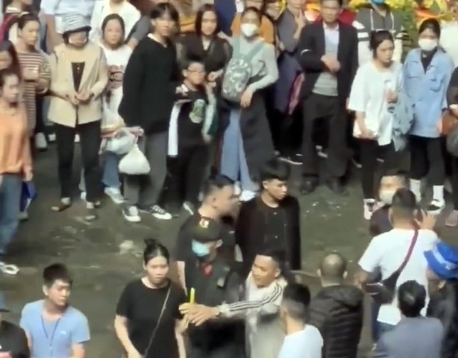 Detain two tourists who beat security at Huong Pagoda for being reminded photo 2