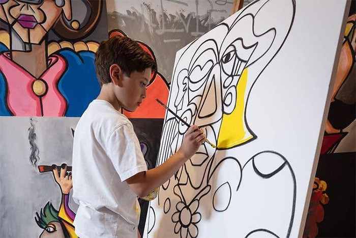 Thần đồng 11 tuổi được mệnh danh là 'Picasso đương đại', kiếm hàng triệu USD - 2