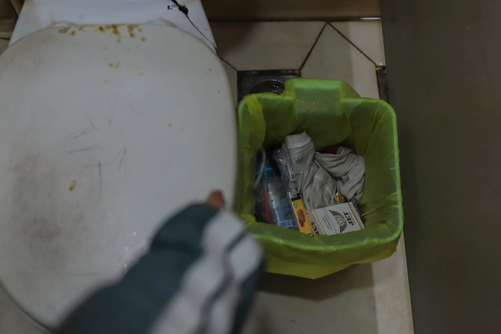 Khách dọa đánh, công khai chích ma túy trong nhà vệ sinh công cộng ở TPHCM - 3