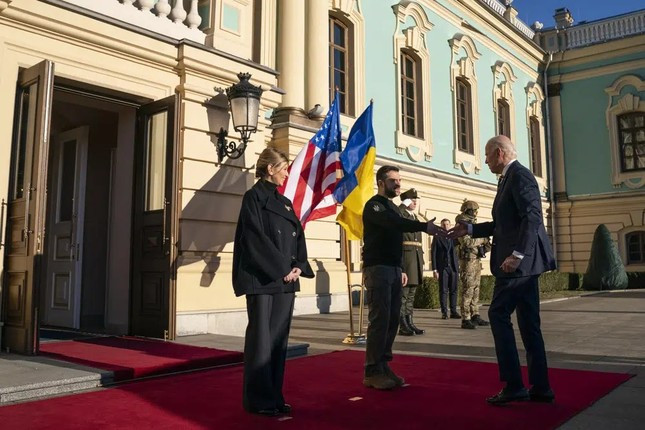 Chuyện hậu trường chuyến thăm bất ngờ của Tổng thống Biden đến Ukraine ảnh 1