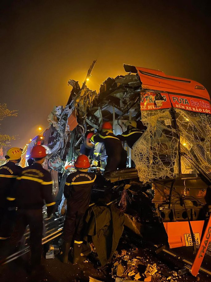 Xe khách tông xe tải ở Quảng Nam, 3 người chết, 13 người bị thương - Ảnh 1.