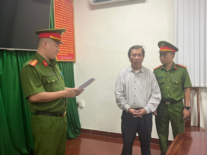 Tạm giam cựu chủ nhiệm Đoàn Luật sư Vĩnh Long liên quan vụ án Nguyễn Phương Hằng - Ảnh 1.
