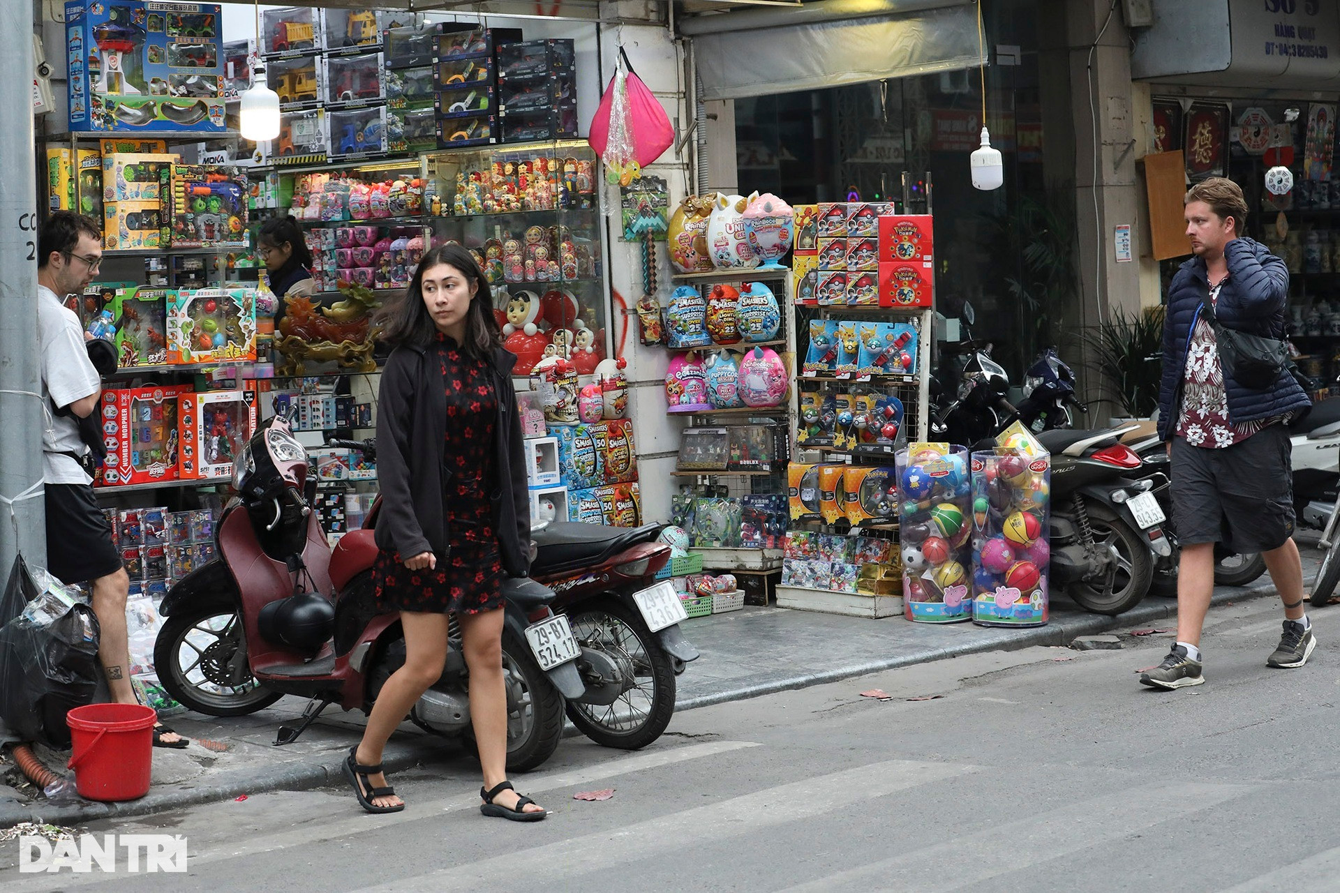 Khách Tây khóc, cười với giao thông Việt: Ngơ ngác, sợ hãi chờ qua đường - 2