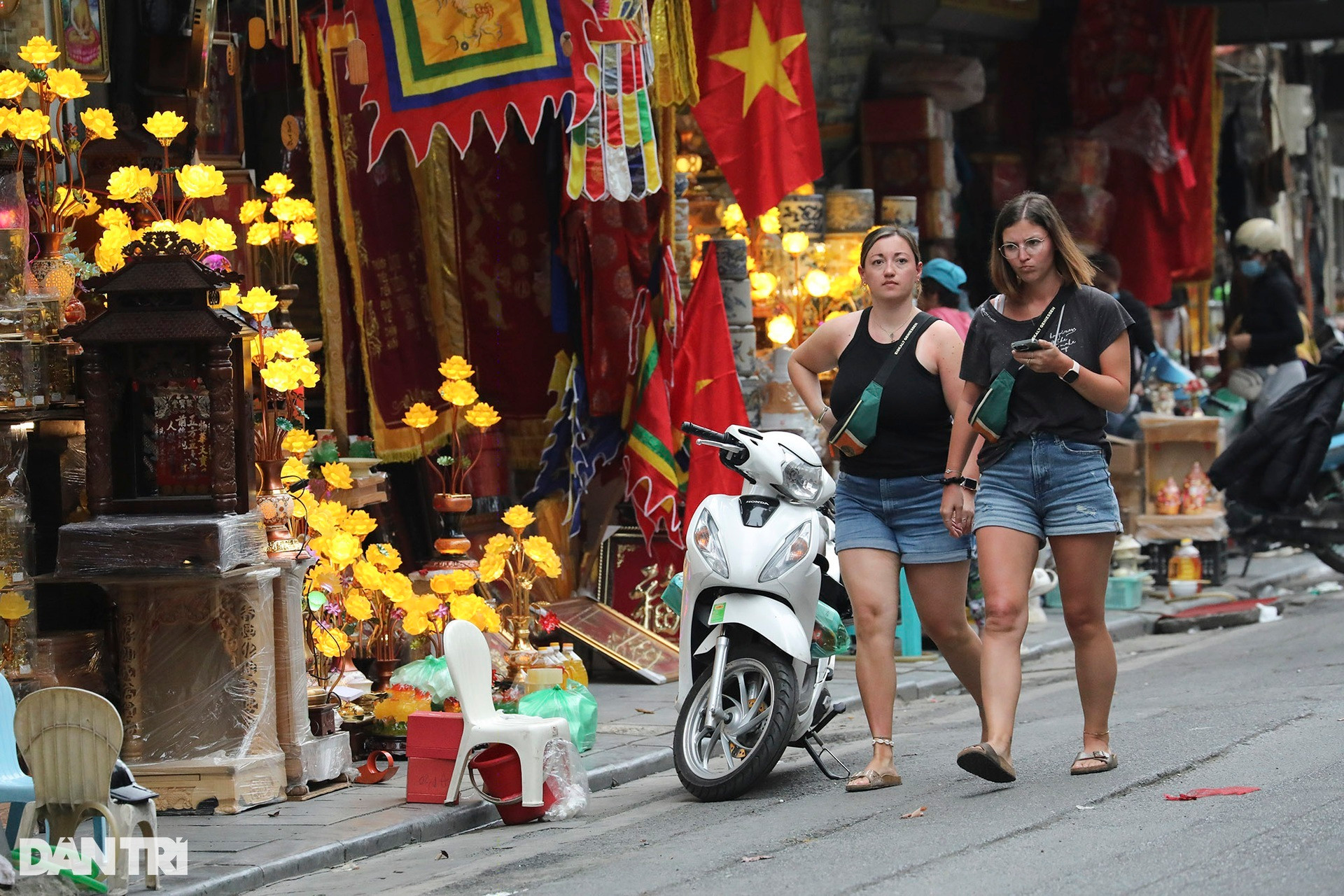 Khách Tây khóc, cười với giao thông Việt: Ngơ ngác, sợ hãi chờ qua đường - 1