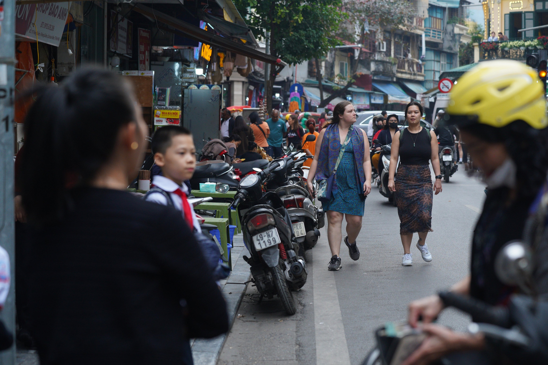 Khách Tây khóc, cười với giao thông Việt: Ngơ ngác, sợ hãi chờ qua đường - 3