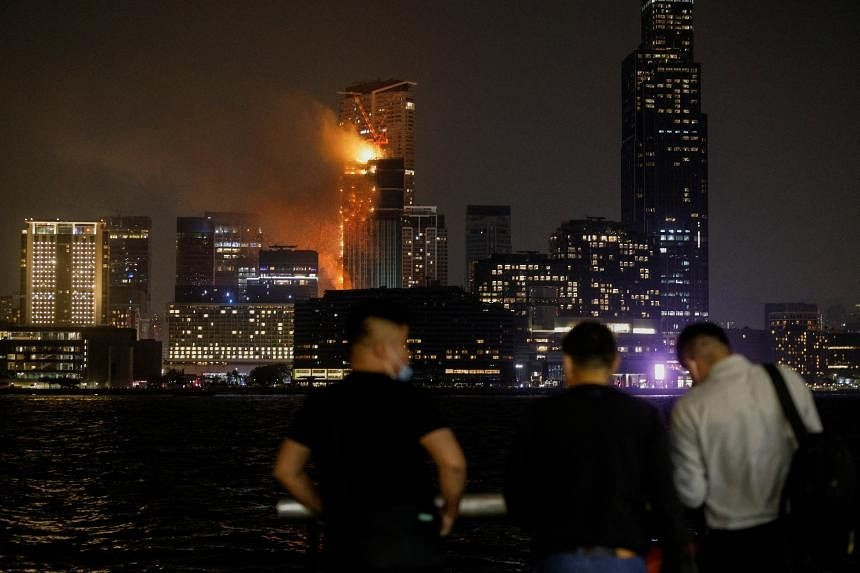 Tòa nhà chọc trời ở Hong Kong cháy như ngọn đuốc - 1