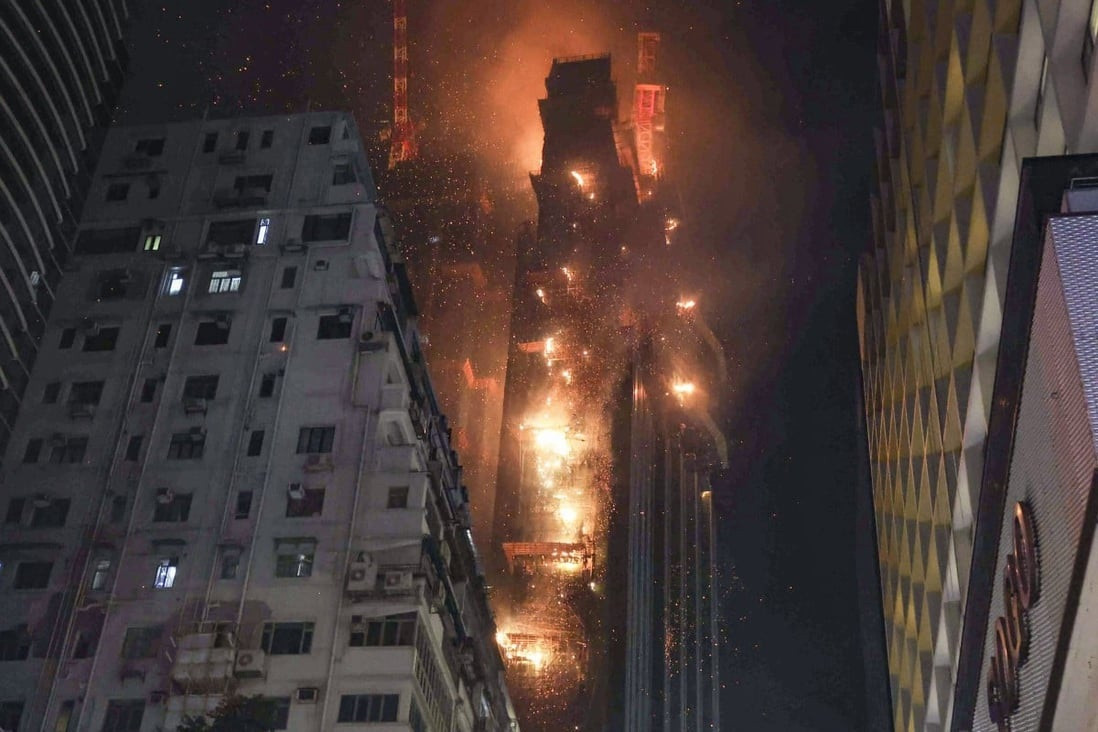 Tòa nhà chọc trời ở Hong Kong cháy như ngọn đuốc - 2
