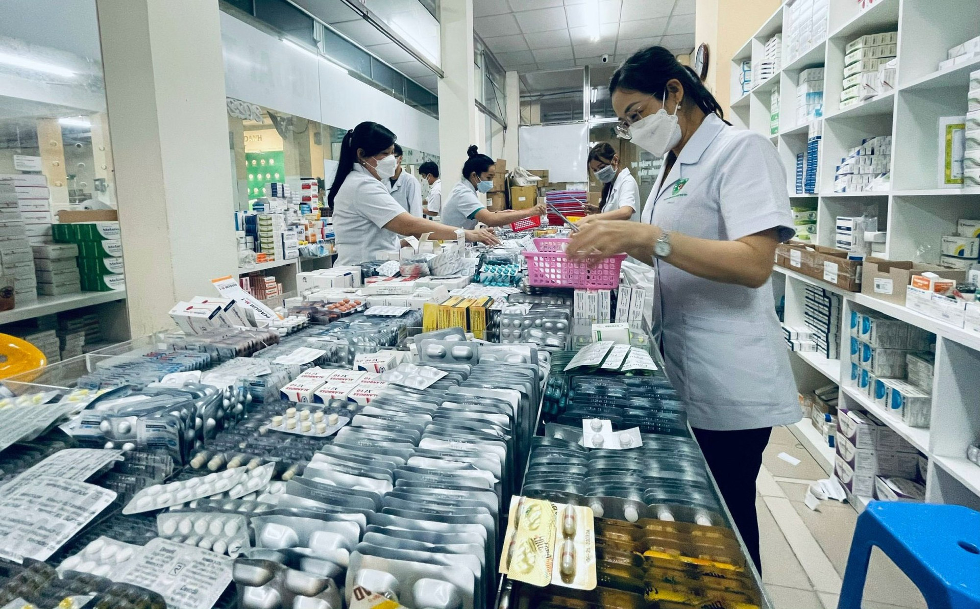 Chính phủ ban hành Nghị quyết tháo gỡ khó khăn về thuốc, thiết bị y tế - 1
