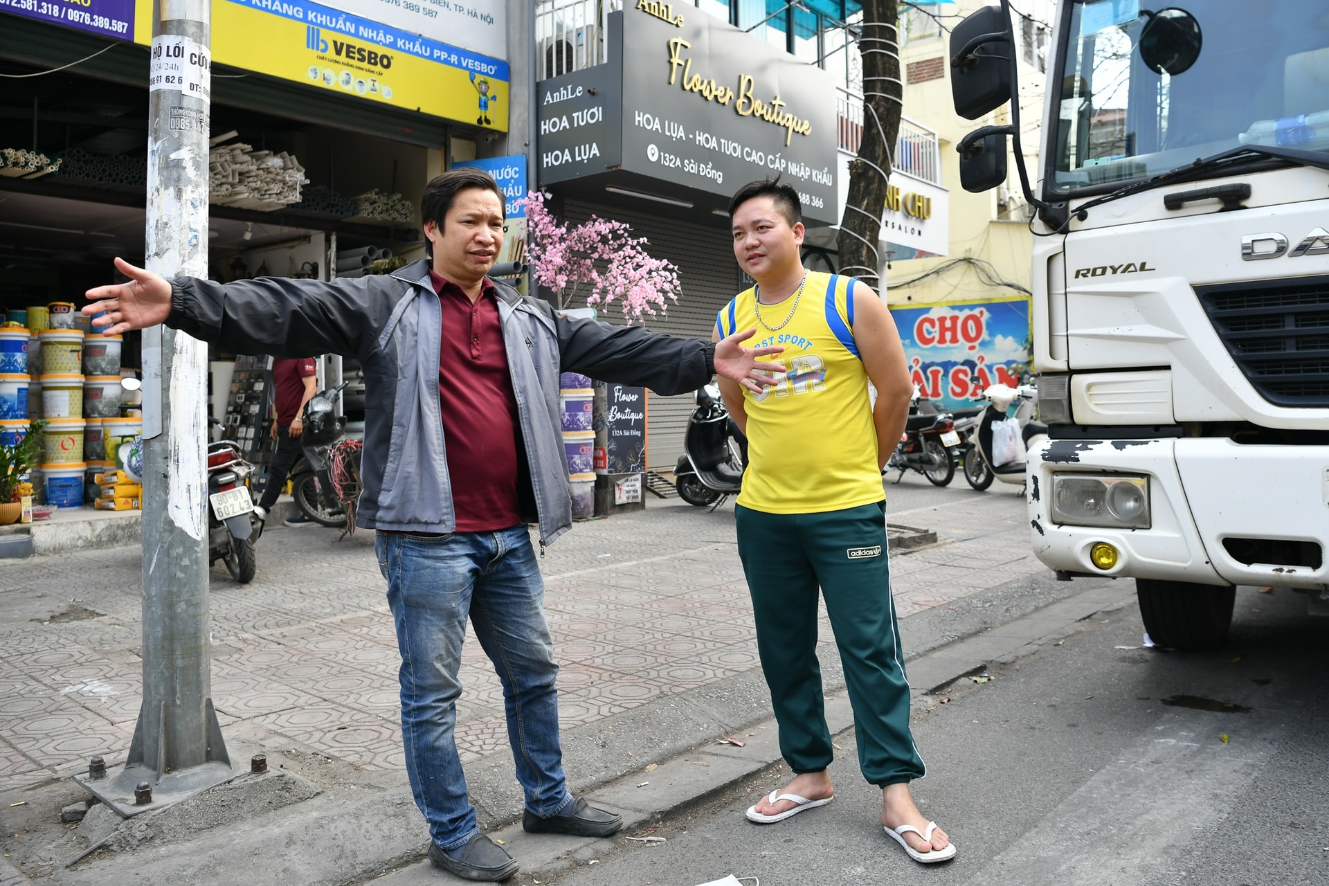 Khốn khổ vì xe chờ đăng kiểm chắn trước cửa nhà cả ngày lẫn đêm