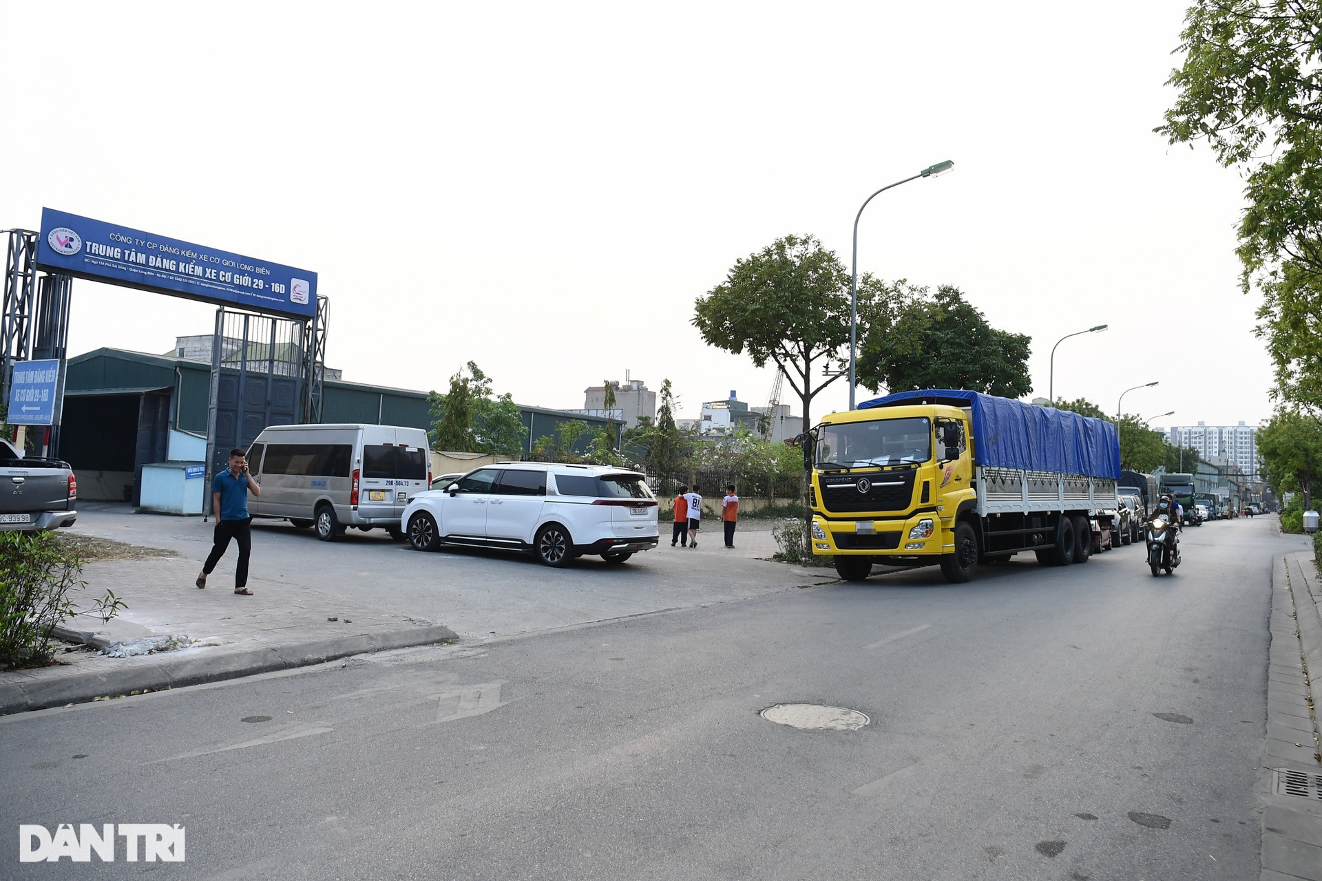 Khổ như đăng kiểm ở Hà Nội: Tài xế vạ vật, người dân xếp thùng đuổi xe - 1
