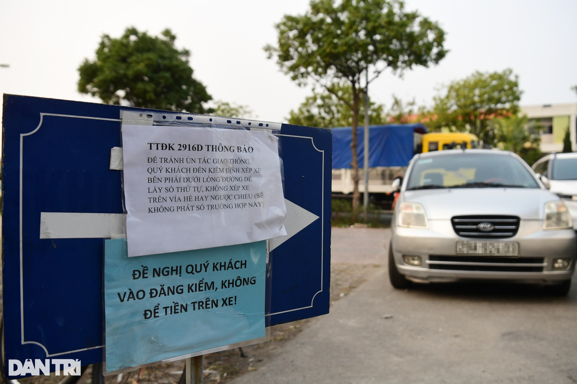 Khổ như đăng kiểm ở Hà Nội: Tài xế vạ vật, người dân xếp thùng đuổi xe - 2