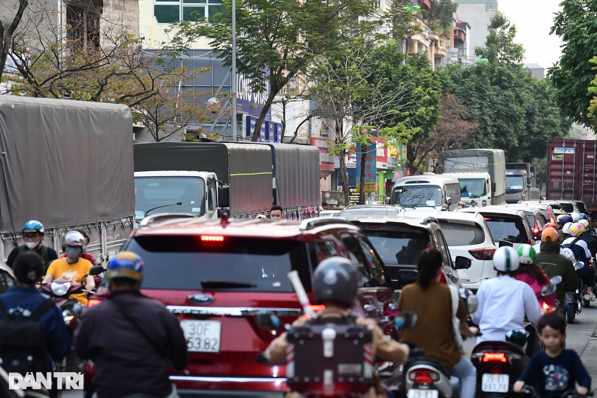 Khổ như đăng kiểm ở Hà Nội: Tài xế vạ vật, người dân xếp thùng đuổi xe - 4