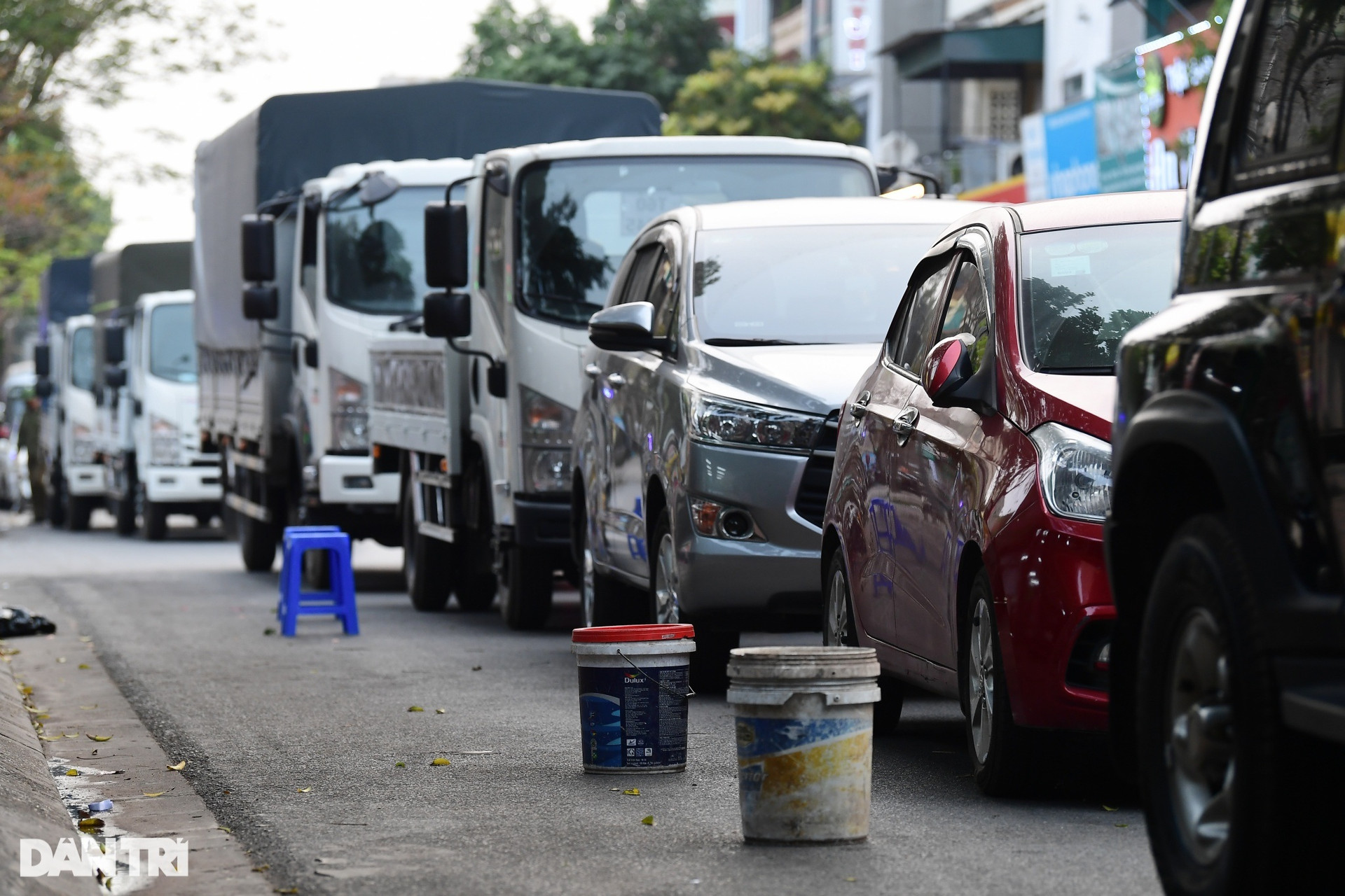 Khổ như đăng kiểm ở Hà Nội: Tài xế vạ vật, người dân xếp thùng đuổi xe - 5
