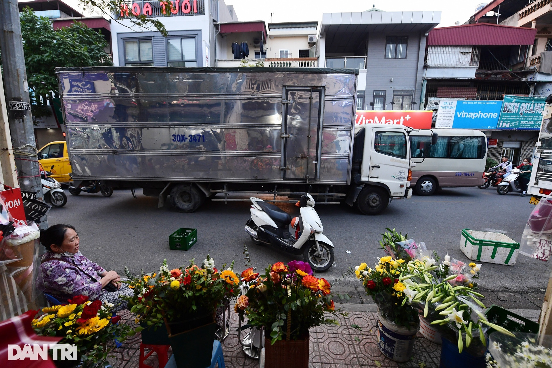 Khổ như đăng kiểm ở Hà Nội: Tài xế vạ vật, người dân xếp thùng đuổi xe - 9